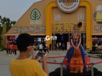 时尚迷人！啤酒女郎华服“亮”了 