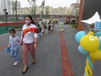 大手牵小手，这样的入学方式爱意满满