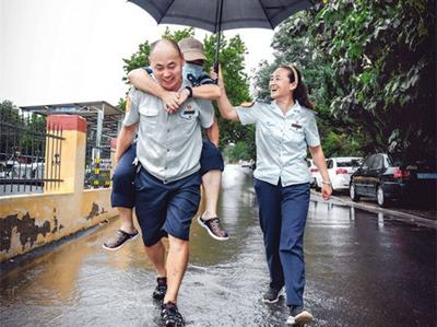 实拍青岛暴雨中的温情：他背着老人“过河”，她撑起“安全伞”