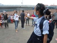 大手牵小手，这样的入学方式爱意满满