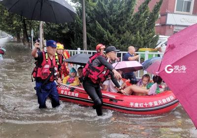 幼儿园积水娃娃被困，消防员救援队立马安排上