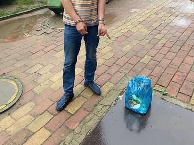 惊险！西海岸有人高空扔酒瓶，居民报警后……