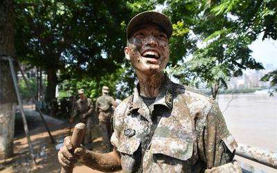 洪水退去，他们仍在忙碌