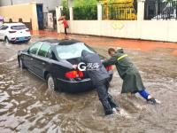 水中推车 徒手清障 他们是乘风破浪的哥哥