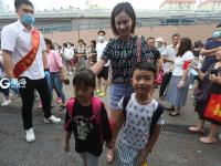 大手牵小手，这样的入学方式爱意满满