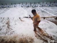 受台风影响，青岛沿海掀起巨浪！