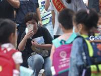 大手牵小手，这样的入学方式爱意满满