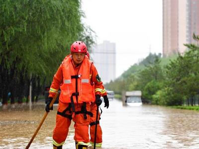 西宁遭遇强降水天气：一天下了“77天的雨”，高原城市也“看海”