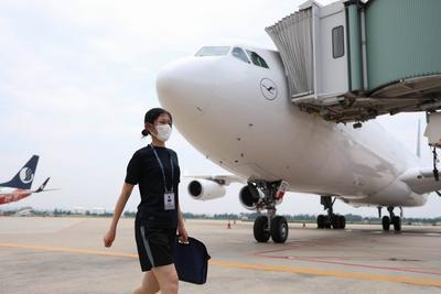 既“战疫情”又“战高温”，这里是高温下的青岛机场边防检查站