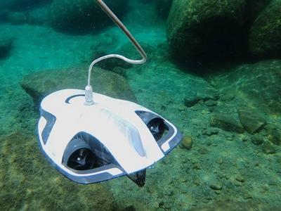 国内首台商用水下智能清洗机器人在山东港口青岛港投入使用