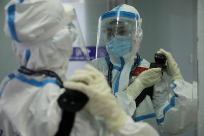 既“战疫情”又“战高温”，这里是高温下的青岛机场边防检查站