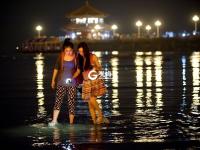 蛤喇“一挖一麻袋” 栈桥夜赶海拾趣多