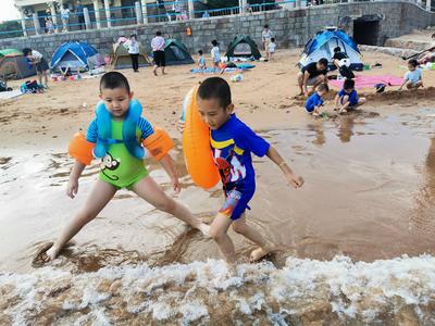 夏日海滨  孩子们的天堂