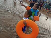 夏日海滨  孩子们的天堂