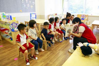 超银智田幼儿园开学第一天 小朋友们融入“新家”
