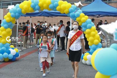 大手牵小手，这样的入学方式爱意满满