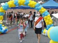 大手牵小手，这样的入学方式爱意满满