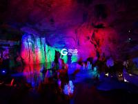 这溶洞，迂回婉转，腹中天地阔，浓缩贵州山水精华