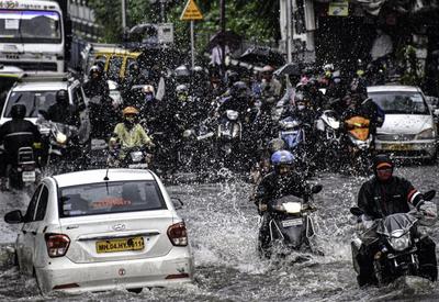 孟买：雨季的城市交通
