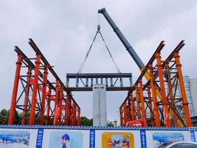 青岛新机场高速连接线建设最新进展！全线首段钢箱梁完成吊装