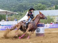 女版牛仔有点忙，身姿挺拔美又飒