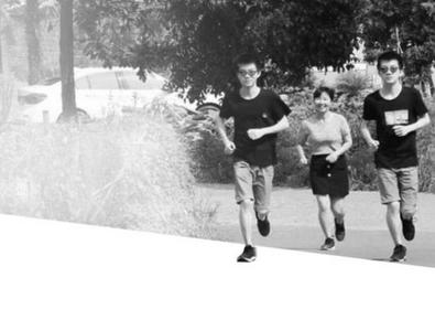 视障双胞胎双双考取重点大学，哥俩眼珠不受控制转动，哥哥患癌曾化疗12次