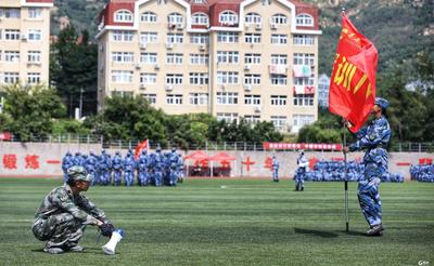 今年军训不一样 学长学姐当教官