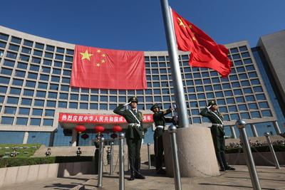 实拍青岛国旗班：头顶杠铃盘，立正1小时！ 