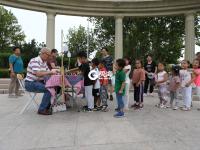 国象爷爷变身孩子王 孩子们排队来PK 