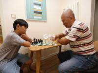 国象爷爷变身孩子王 孩子们排队来PK 