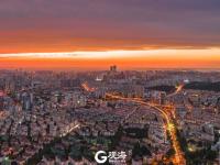 似火晚霞点亮青岛，城市上演震撼大片