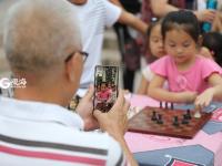 国象爷爷变身孩子王 孩子们排队来PK 