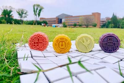 印校训、刻校徽、加药膳……大学月饼创意大比拼，一点也不“教科书”！