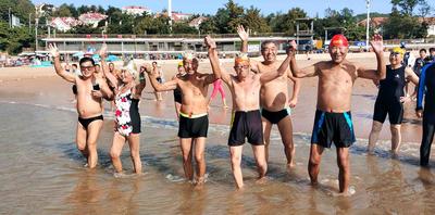 生日快乐！九旬冬泳健将 大伙集体来祝寿