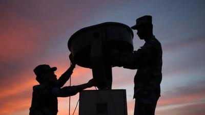 守护每一次安全飞行，走近“驱鸟兵”