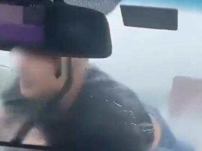太惊险，小车高速顶人飞驰20公里！警方通报：无人受伤，三人被刑拘
