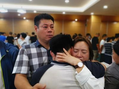 第一次，我这样深情地凝视着你，而你却一直都在这样凝视着我，心灵团圆，久违了！