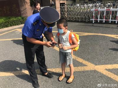  “别哭！叔叔带你找妈妈” 李村商圈人太多 一位小朋友走失以后——
