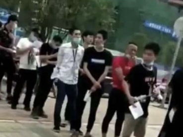 气炸！公司发证件时扔地上，员工低头弯腰满地找，众人集体排队离职