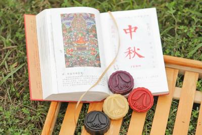 印校训、刻校徽、加药膳……大学月饼创意大比拼，一点也不“教科书”！