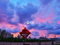 早起的人有景看，殷红的朝霞浸染了天空