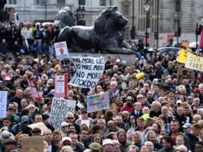 英国已有23所高校出现疫情！超3000名学生被隔离，反口罩游行仍在继续