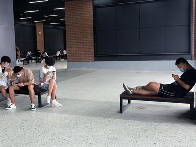 @“低头族” ：请抬头看看身边的风景