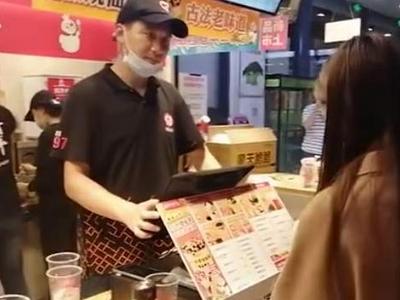奶茶店因“秋天的第一杯奶茶”销量增3成，店员：猝不及防