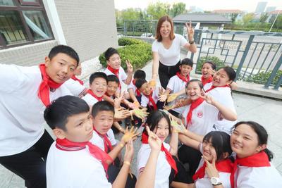 老师请您站C位 接受学生们的“花样祝福”