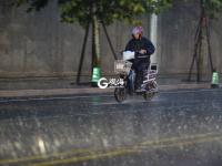 青岛突降大雨，路上行人措手不及