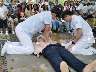 进街道入社区，用心呵护，“救”在身边，青大护理学院南丁格尔在行动！