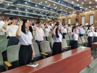 一睹“最美教师”事迹报告会上的高颜值们