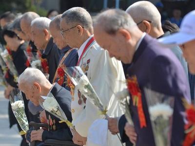 致敬！青岛举行向人民英雄敬献花篮仪式