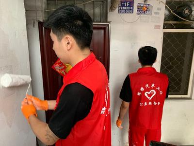 为创城工作助力市北开平路街道“红色合伙人”给楼道墙面“洗了把脸”